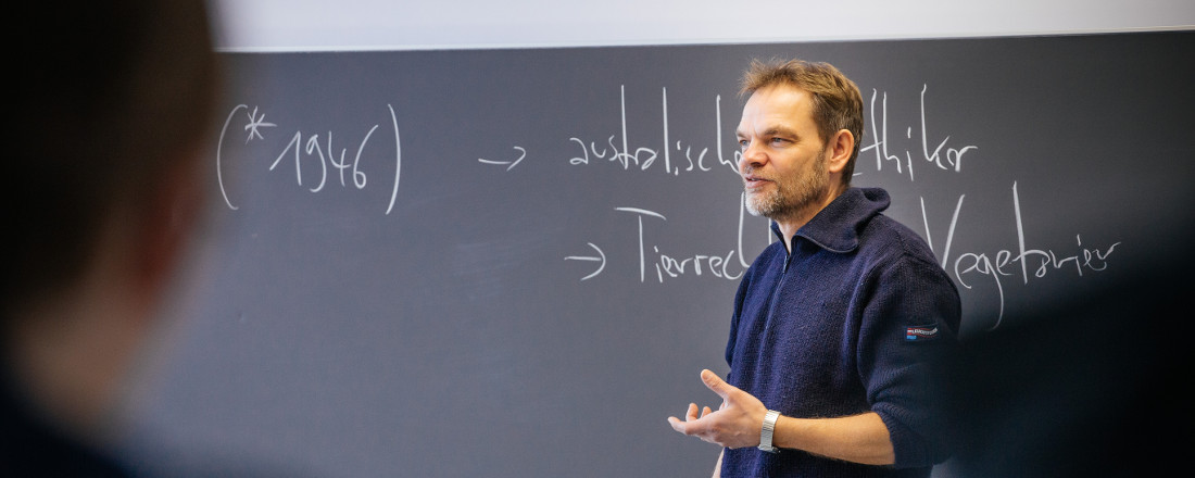 Uwe Czaniera giving a seminar for the Philosophy & Economics Bachelor program